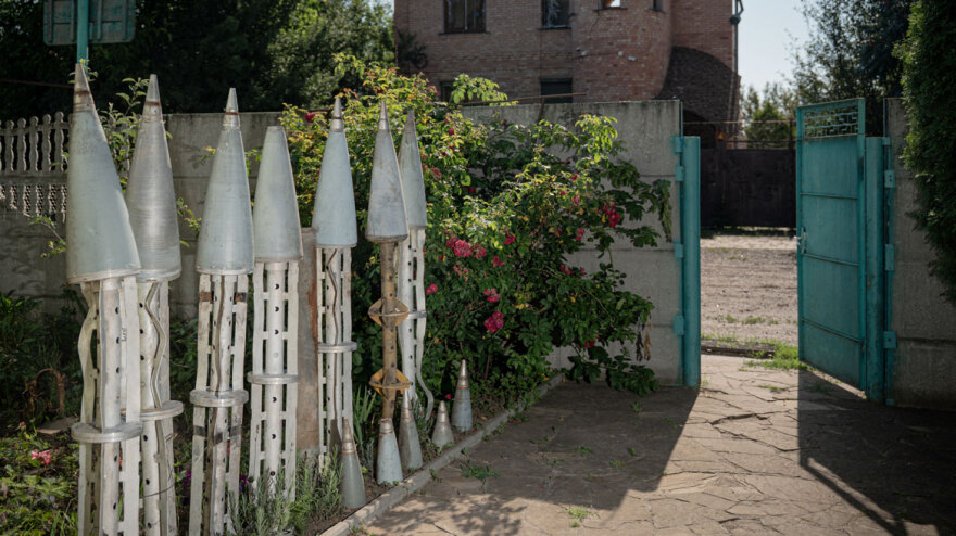 Πόλεμος στην Ουκρανία: Αγρότης διακοσμεί το σπίτι του με... πυραύλους