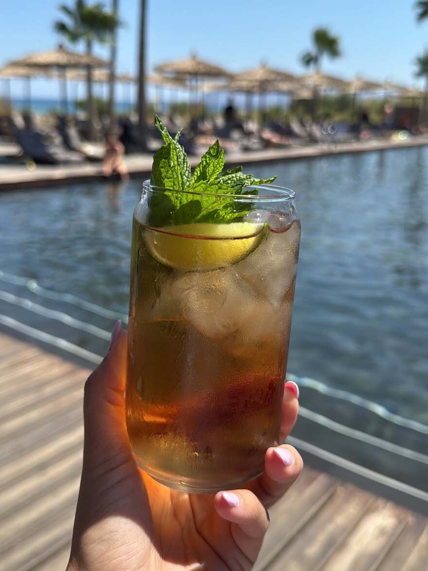 Η Κατερίνα Καινούργιου συνεχίζει τις διακοπές με τον σύντροφό της στα Χανιά - Δείτε φωτογραφίες