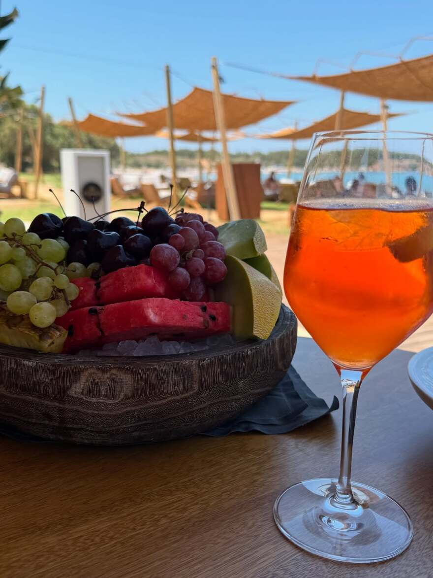 Η Κατερίνα Καινούργιου συνεχίζει τις διακοπές με τον σύντροφό της στα Χανιά - Δείτε φωτογραφίες