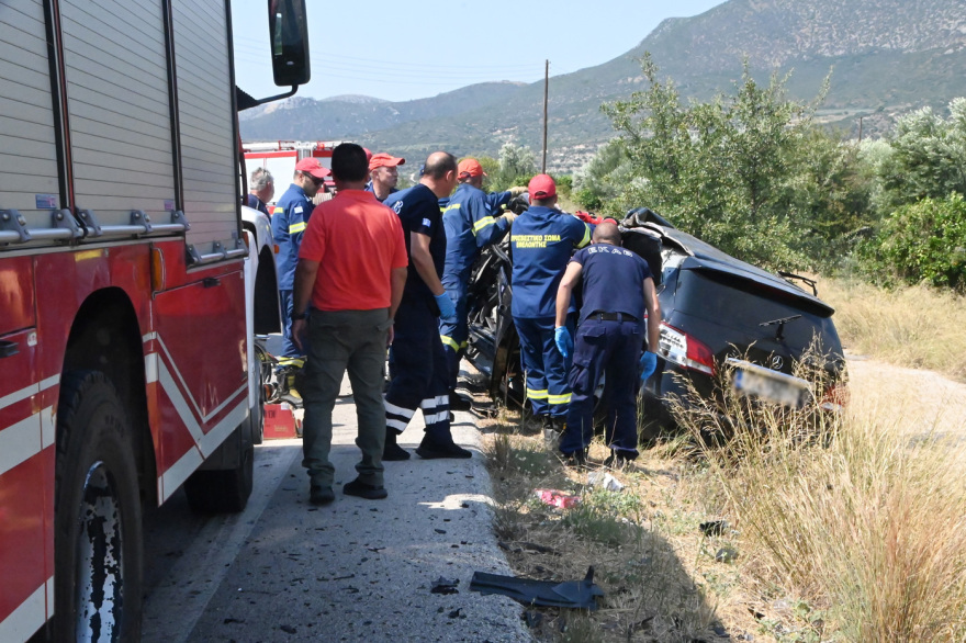 Τροχαίο δυστύχημα με τρεις νεκρούς στην Αργολίδα - Νταλίκα συγκρούστηκε μετωπικά με τζιπ, δείτε φωτογραφίες