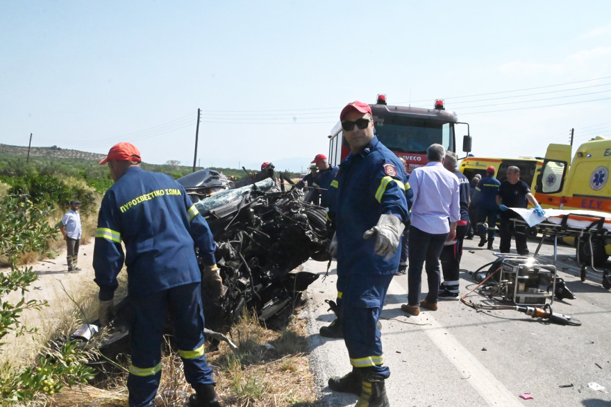 Τροχαίο δυστύχημα με τρεις νεκρούς στην Αργολίδα - Νταλίκα συγκρούστηκε μετωπικά με τζιπ, δείτε φωτογραφίες