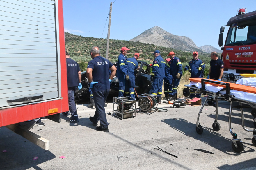 Τροχαίο δυστύχημα με τρεις νεκρούς στην Αργολίδα - Νταλίκα συγκρούστηκε μετωπικά με τζιπ, δείτε φωτογραφίες