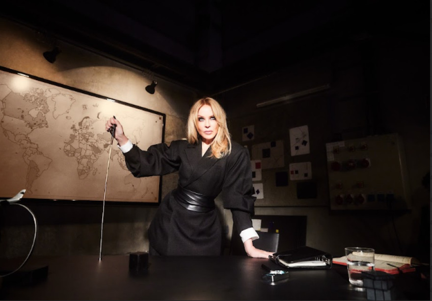 Κάιλι Μινόγκ: Η πολυτάραχη διαδρομή της αυθεντικής ποπ σταρ που θα ξεσηκώσει απόψε την Αθήνα