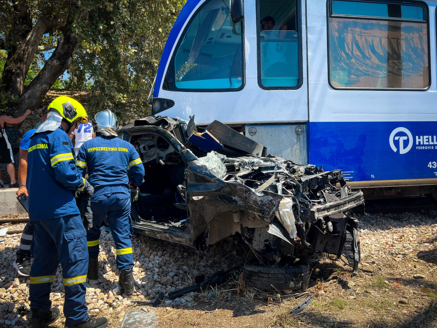 Βίντεο: Η στιγμή της σύγκρουσης του συρμού του Προαστιακού με το ΙΧ στην Πάτρα