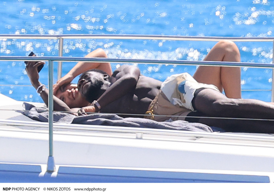 Αλφόνσο Ντέιβις: Τα φιλιά με τη σύντροφό του στη Μύκονο - Δείτε φωτογραφίες