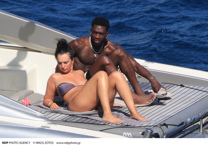 Αλφόνσο Ντέιβις: Τα φιλιά με τη σύντροφό του στη Μύκονο - Δείτε φωτογραφίες