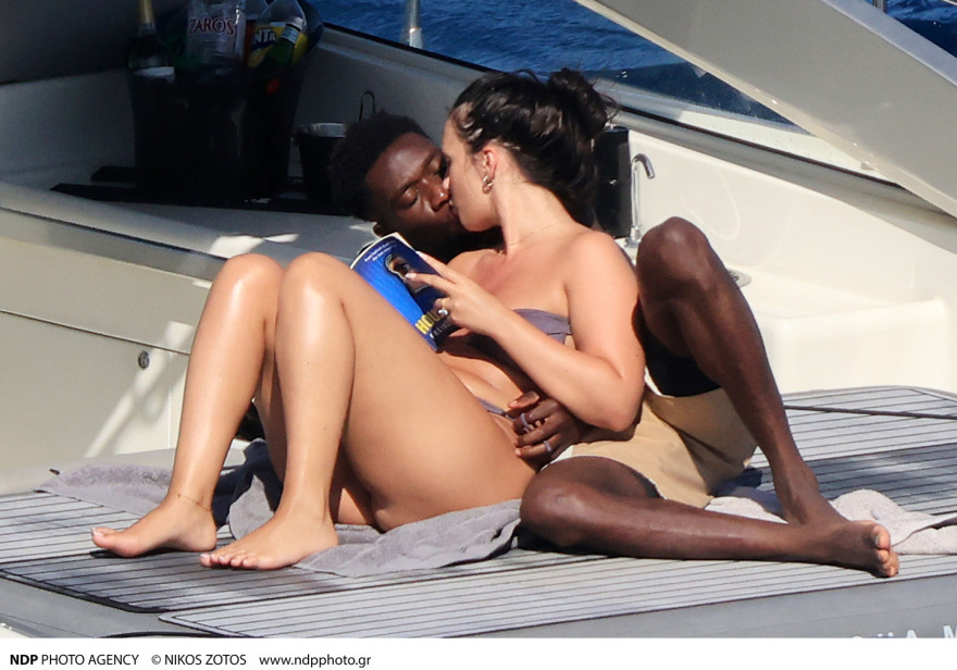 Αλφόνσο Ντέιβις: Τα φιλιά με τη σύντροφό του στη Μύκονο - Δείτε φωτογραφίες