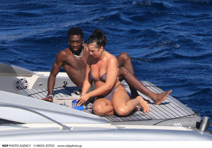 Αλφόνσο Ντέιβις: Τα φιλιά με τη σύντροφό του στη Μύκονο - Δείτε φωτογραφίες