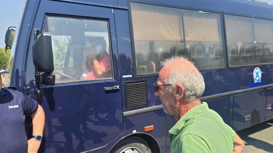 Καρδίτσα: Αγρότες επιχείρησαν να βγουν με τα τρακτέρ στον Ε-65, τους σταμάτησε η Αστυνομία 