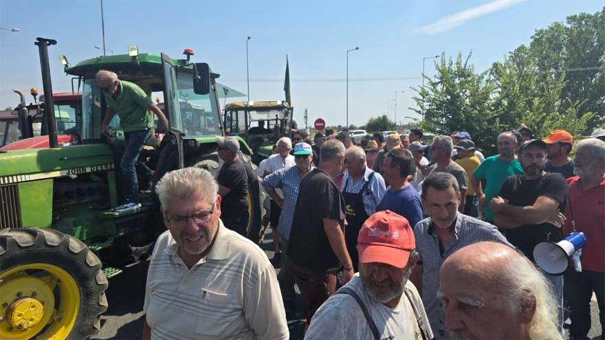 Καρδίτσα: Αγρότες επιχείρησαν να βγουν με τα τρακτέρ στον Ε-65, τους σταμάτησε η Αστυνομία 