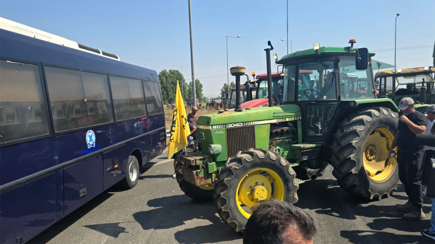 Καρδίτσα: Αγρότες επιχείρησαν να βγουν με τα τρακτέρ στον Ε-65, τους σταμάτησε η Αστυνομία 