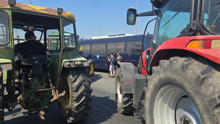 Καρδίτσα: Αγρότες επιχείρησαν να βγουν με τα τρακτέρ στον Ε-65, τους σταμάτησε η Αστυνομία 