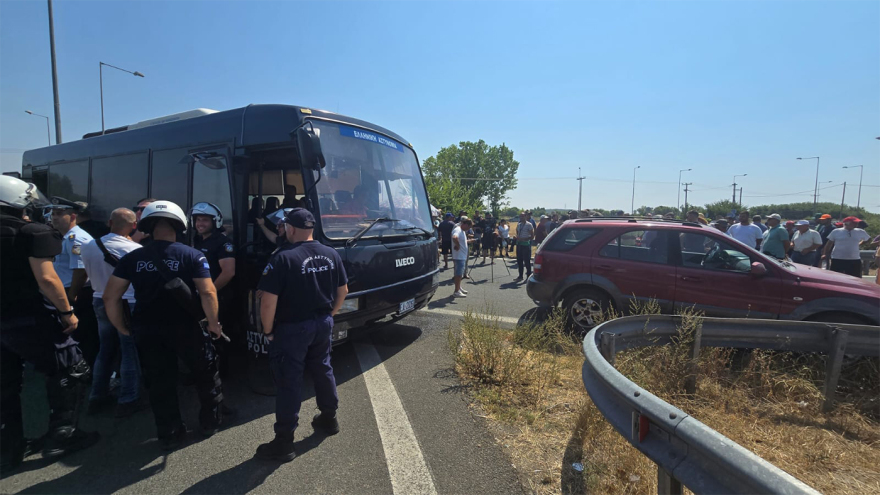 Καρδίτσα: Αγρότες επιχείρησαν να βγουν με τα τρακτέρ στον Ε-65, τους σταμάτησε η Αστυνομία 