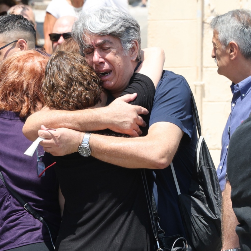 Γεράσιμος Μιχελής: Σε κλίμα βαθιάς οδύνης η κηδεία του ηθοποιού – Συγγενείς, φίλοι και σύσσωμο το «Παρά Πέντε» στο τελευταίο αντίο