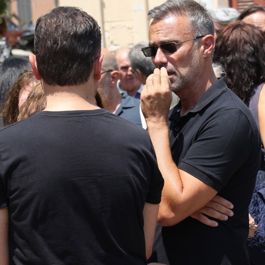 Γεράσιμος Μιχελής: Σε κλίμα βαθιάς οδύνης η κηδεία του ηθοποιού – Συγγενείς, φίλοι και σύσσωμο το «Παρά Πέντε» στο τελευταίο αντίο