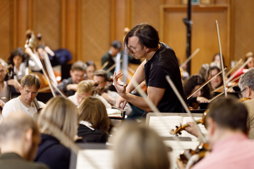 Θεόδωρος Κουρεντζής: Ο μαέστρος-φαινόμενο στήνει μια μουσική ιεροτελεστία στην Επίδαυρο