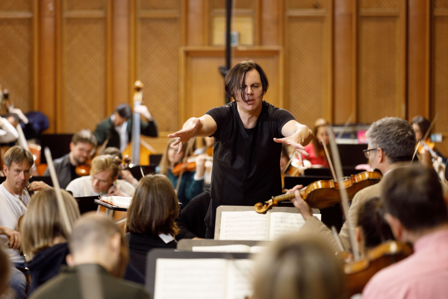 Θεόδωρος Κουρεντζής: Ο μαέστρος-φαινόμενο στήνει μια μουσική ιεροτελεστία στην Επίδαυρο