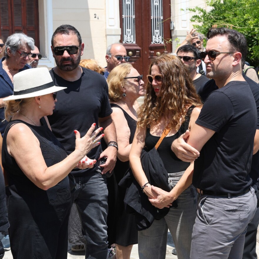 Γεράσιμος Μιχελής: Σε κλίμα βαθιάς οδύνης η κηδεία του ηθοποιού – Συγγενείς, φίλοι και σύσσωμο το «Παρά Πέντε» στο τελευταίο αντίο