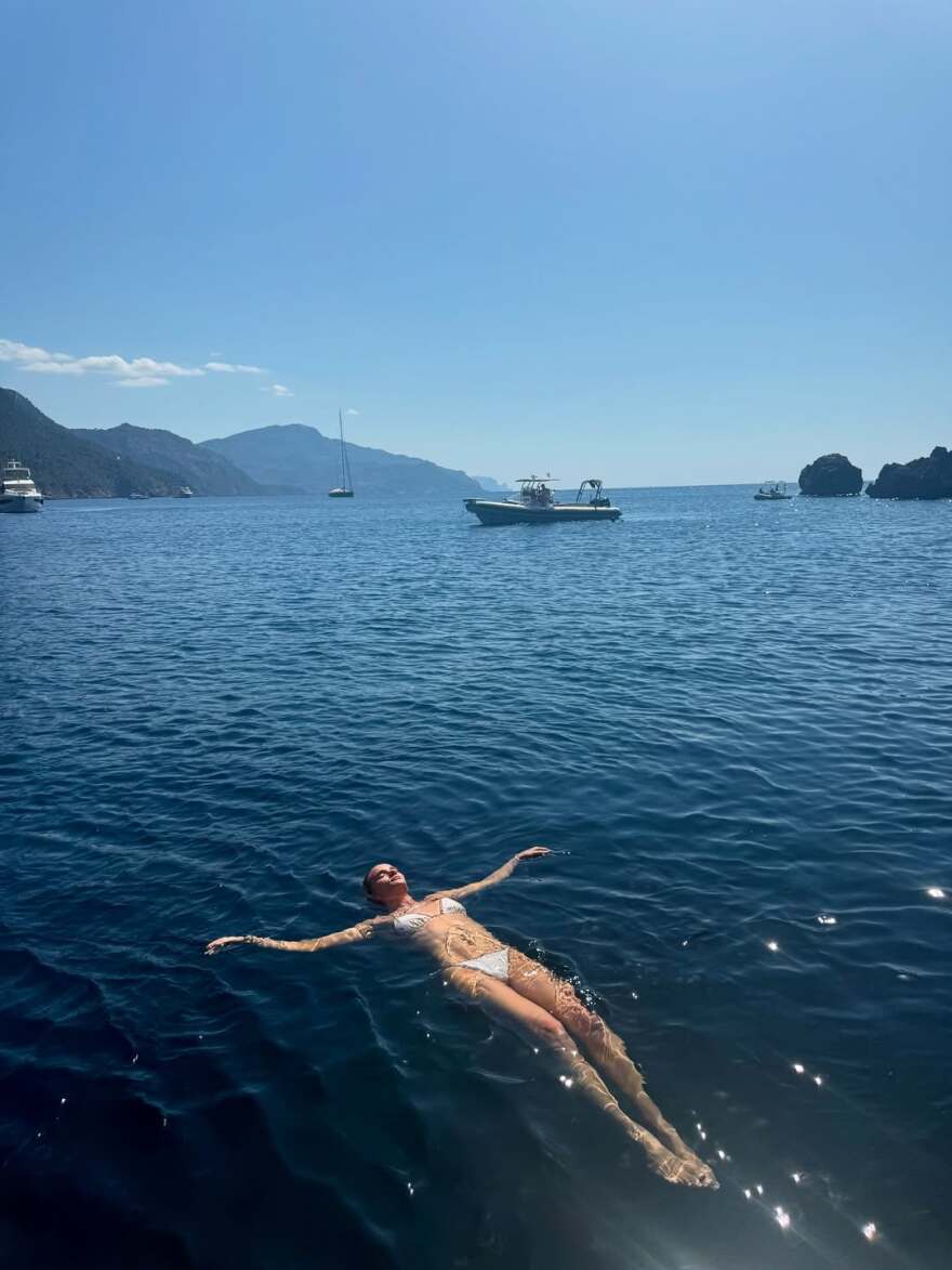 O Τζέισον Στέιθαμ και η Ρόζι Χάντινγκτον απολαμβάνουν το καλοκαίρι στην Ισπανία - Δείτε τις φωτογραφίες