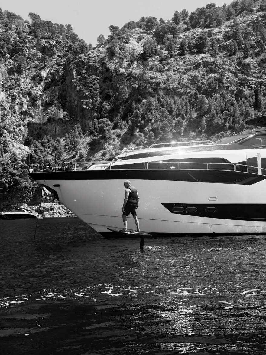 O Τζέισον Στέιθαμ και η Ρόζι Χάντινγκτον απολαμβάνουν το καλοκαίρι στην Ισπανία - Δείτε τις φωτογραφίες