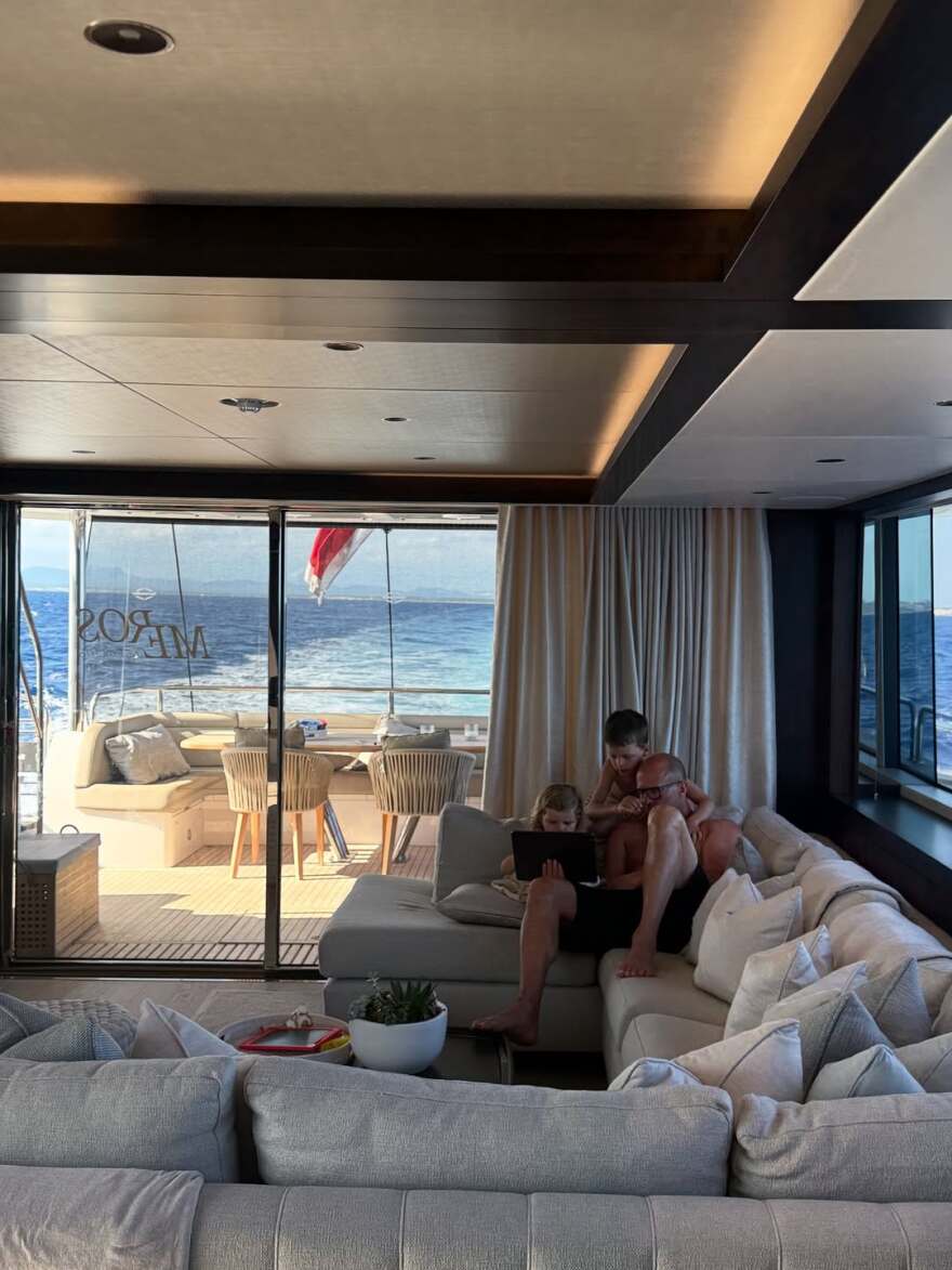 O Τζέισον Στέιθαμ και η Ρόζι Χάντινγκτον απολαμβάνουν το καλοκαίρι στην Ισπανία - Δείτε τις φωτογραφίες