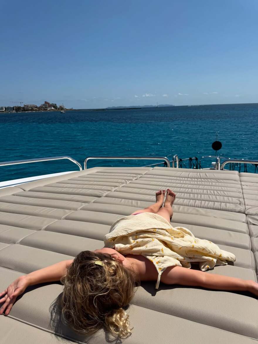 O Τζέισον Στέιθαμ και η Ρόζι Χάντινγκτον απολαμβάνουν το καλοκαίρι στην Ισπανία - Δείτε τις φωτογραφίες