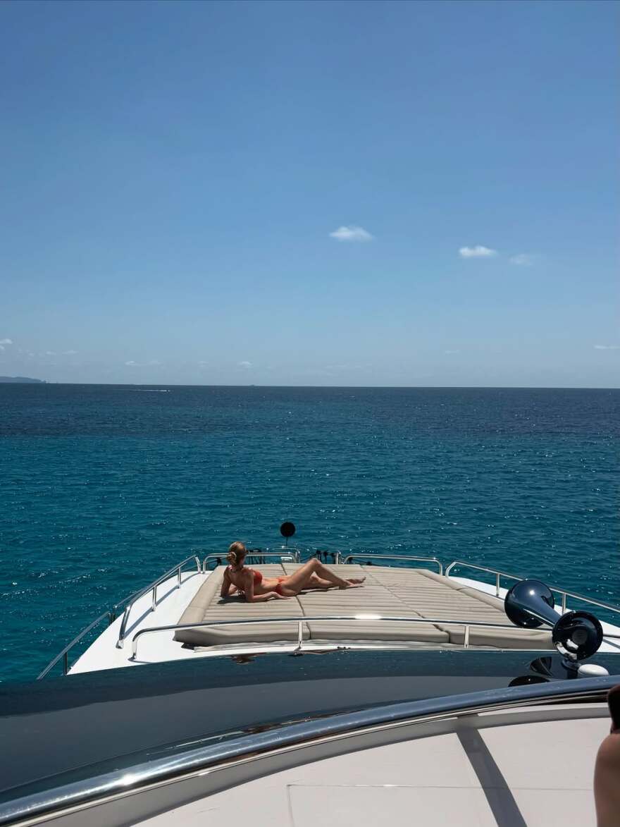 O Τζέισον Στέιθαμ και η Ρόζι Χάντινγκτον απολαμβάνουν το καλοκαίρι στην Ισπανία - Δείτε τις φωτογραφίες