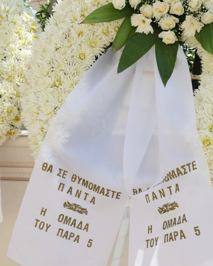 Γεράσιμος Μιχελής: Σε κλίμα βαθιάς οδύνης η κηδεία του ηθοποιού – Συγγενείς, φίλοι και σύσσωμο το «Παρά Πέντε» στο τελευταίο αντίο