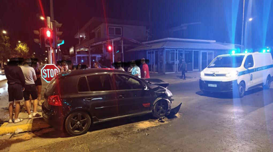 Τροχαίο στην Αρτέμιδα: Αυτοκίνητα συγκρούστηκαν σε κεντρικό δρόμο και έγιναν σμπαράλια, δείτε φωτογραφίες