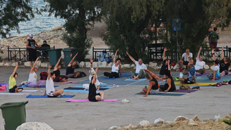 Στιγμές χαλάρωσης με… γιόγκα από το Κίνημα Δημοκρατίας στον Πειραιά - «Ψάχνουμε να βρούμε τρόπους να συμμετέχει ο κόσμος»  