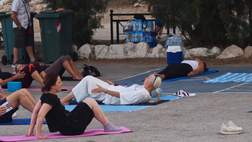 Στιγμές χαλάρωσης με… γιόγκα από το Κίνημα Δημοκρατίας στον Πειραιά - «Ψάχνουμε να βρούμε τρόπους να συμμετέχει ο κόσμος»  