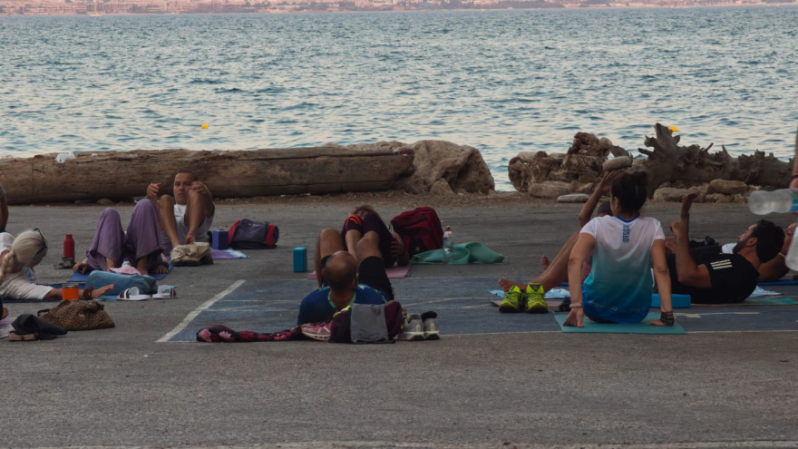 Στιγμές χαλάρωσης με… γιόγκα από το Κίνημα Δημοκρατίας στον Πειραιά - «Ψάχνουμε να βρούμε τρόπους να συμμετέχει ο κόσμος»  