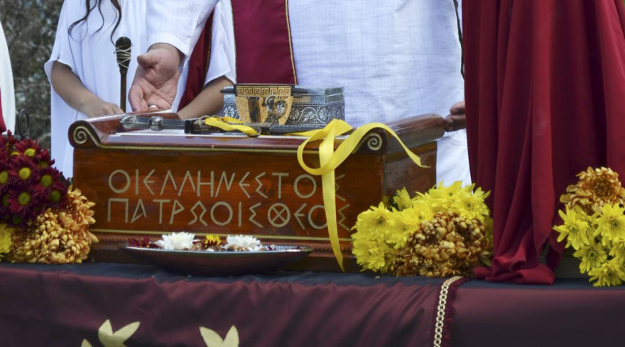 Ποιοι και πόσοι είναι οι Ελληνες δωδεκαθεϊστές και τι κρύβεται πίσω από τις χλαμύδες τους