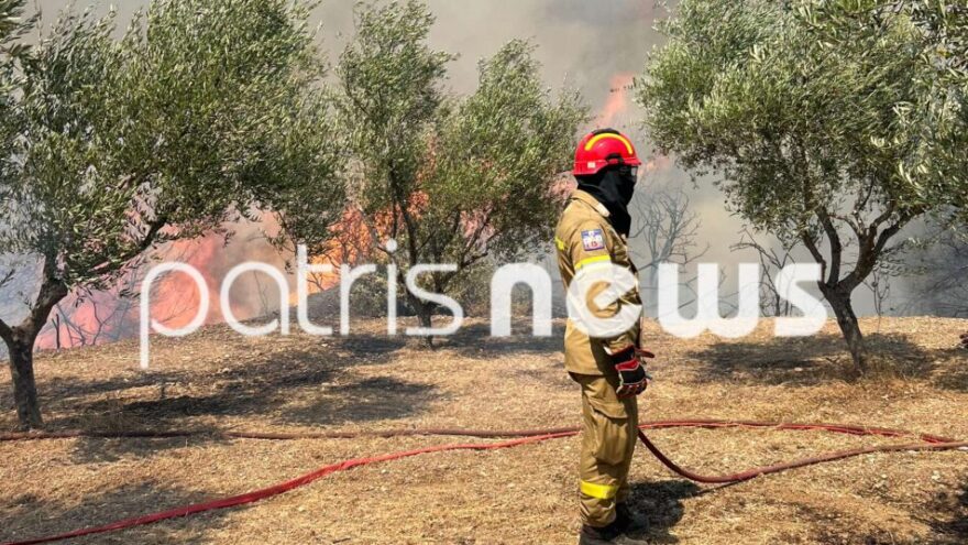 Ενισχύθηκαν οι δυνάμεις στη φωτιά που ξέσπασε στα Αστεραίικα Αμαλιάδας - Σηκώθηκαν 14 εναέρια, επιχειρούν 102 πυροσβέστες