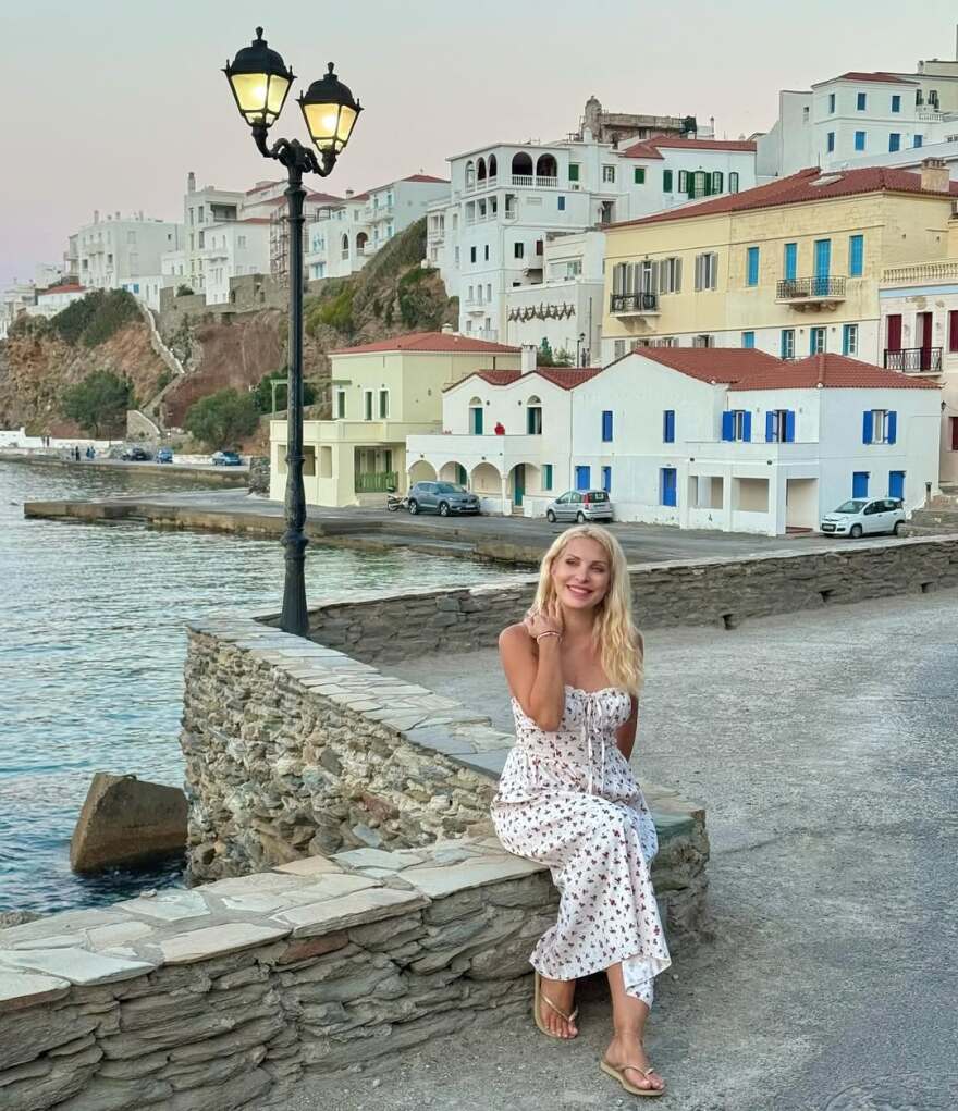Η Ελένη Μενεγάκη φωτογραφίζεται στην Άνδρο - Δείτε τα στιγμιότυπα