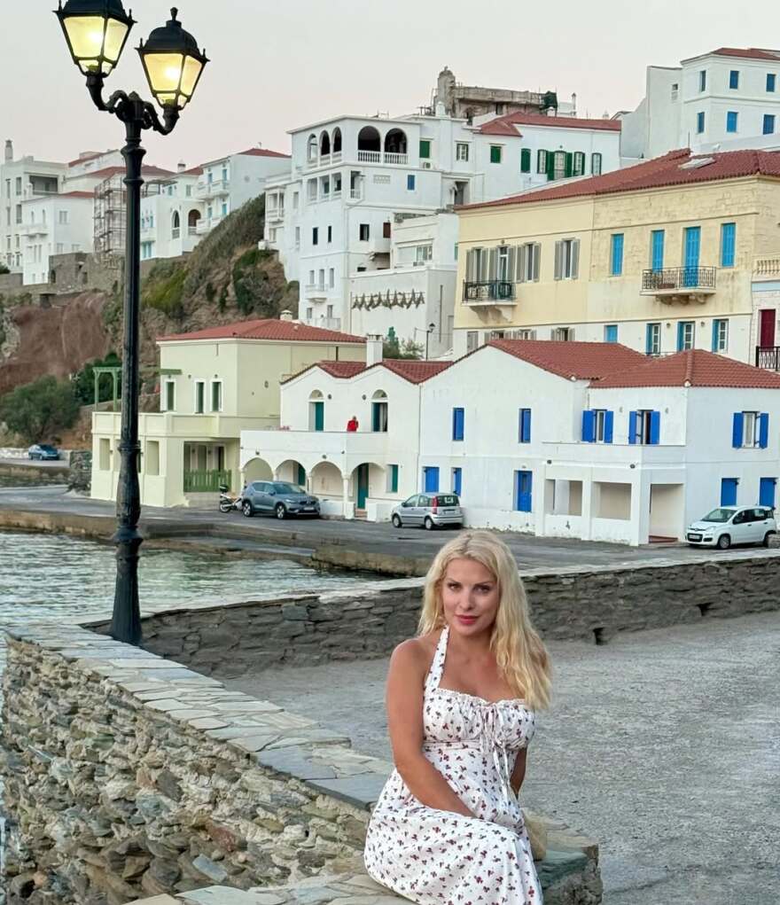 Η Ελένη Μενεγάκη φωτογραφίζεται στην Άνδρο - Δείτε τα στιγμιότυπα
