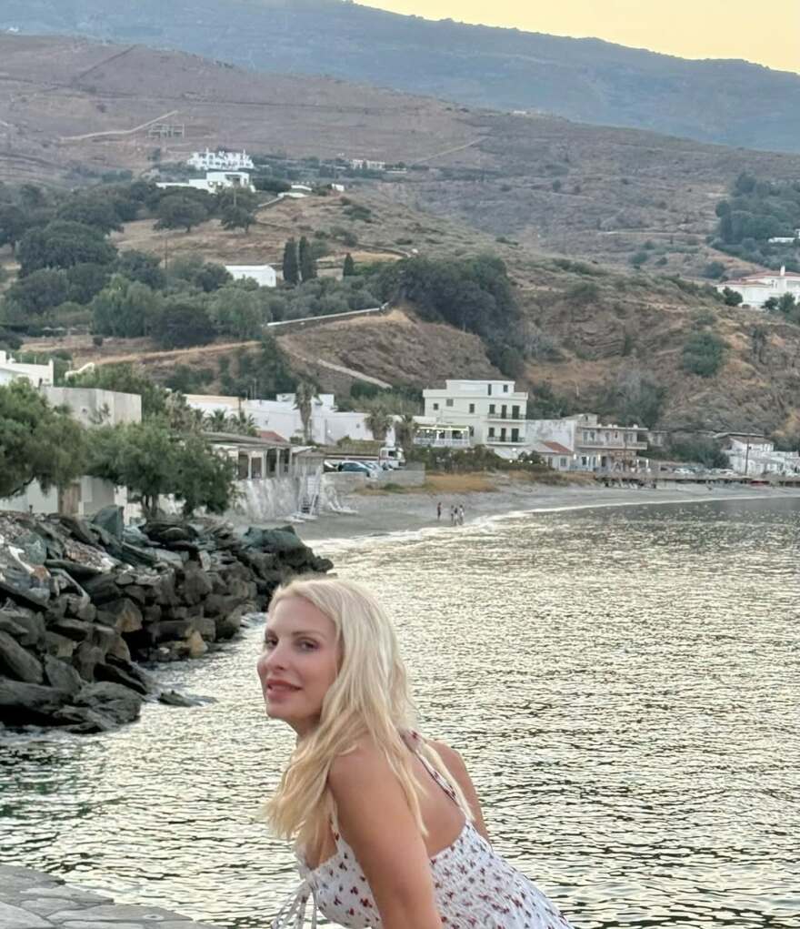 Η Ελένη Μενεγάκη φωτογραφίζεται στην Άνδρο - Δείτε τα στιγμιότυπα