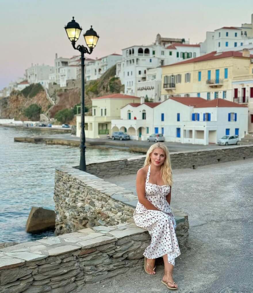 Η Ελένη Μενεγάκη φωτογραφίζεται στην Άνδρο - Δείτε τα στιγμιότυπα