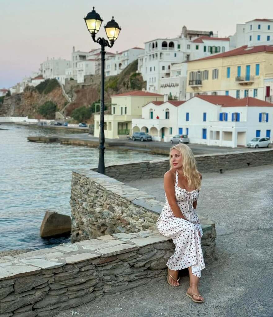 Η Ελένη Μενεγάκη φωτογραφίζεται στην Άνδρο - Δείτε τα στιγμιότυπα