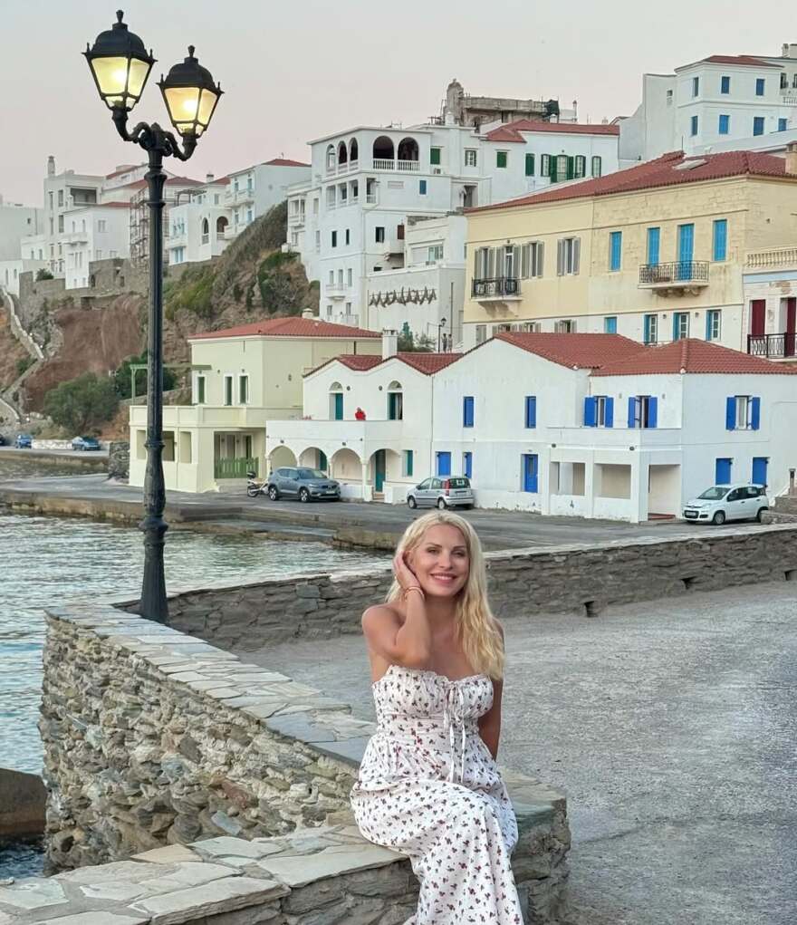 Η Ελένη Μενεγάκη φωτογραφίζεται στην Άνδρο - Δείτε τα στιγμιότυπα
