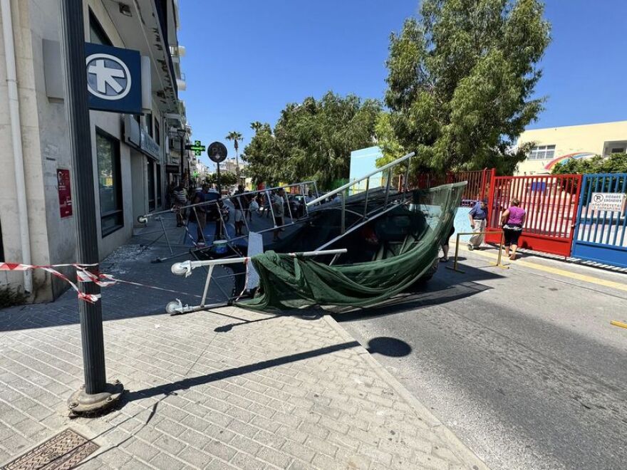 Σκαλωσιά έπεσε πάνω σε διερχόμενο αυτοκίνητο στο κέντρο της Ιεράπετρας Σκαλωσιά έπεσε πάνω σε διερχόμενο αυτοκίνητο στο κέντρο της Ιεράπετρας