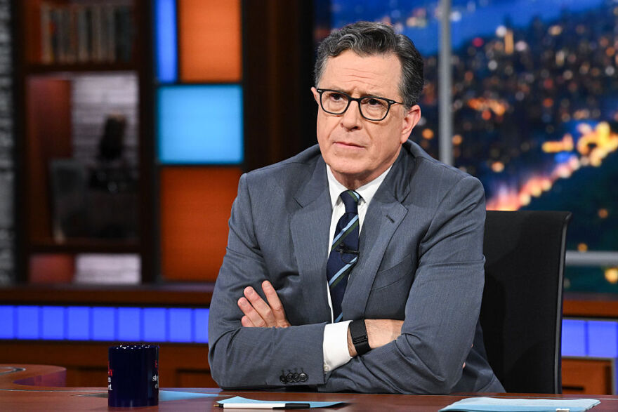 The Late Show: Η εντυπωσιακή πορεία με τον Στίβεν Κόλμπερτ και οι αντιδράσεις κορυφαίων παρουσιαστών μετά το κόψιμο της εκπομπής