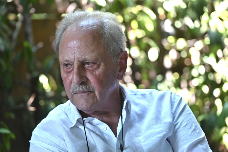 Καστανιώτης στον Δανίκα: «Οι γυναίκες και οι νέοι κρατάνε το βιβλίο»