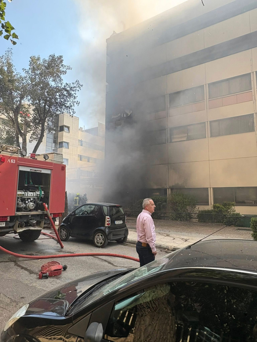 Υπό έλεγχο η φωτιά σε ιδιωτική κλινική στον Χολαργό - Δείτε βίντεο