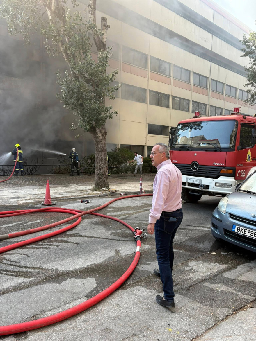 Υπό έλεγχο η φωτιά σε ιδιωτική κλινική στον Χολαργό - Δείτε βίντεο
