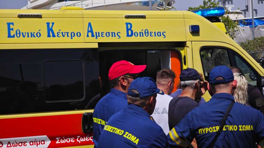 Οι πρώτες στιγμές μετά τη διάσωση των χειριστών του ελικοπτέρου που έκανε αναγκαστική προσθαλάσσωση στην Ελευσίνα - Δείτε φωτογραφίες 