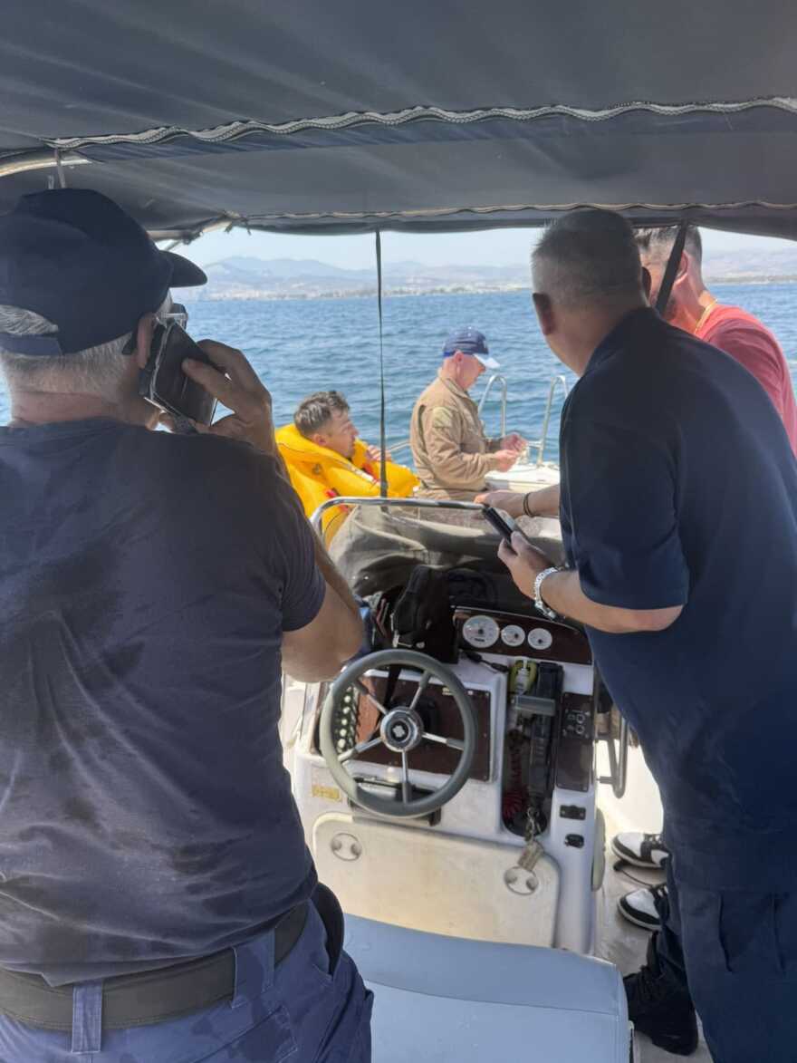 Οι πρώτες στιγμές μετά τη διάσωση των χειριστών του ελικοπτέρου που έκανε αναγκαστική προσθαλάσσωση στην Ελευσίνα - Δείτε φωτογραφίες 