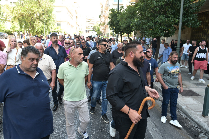 Διαμαρτυρία κτηνοτρόφων στην Αθήνα, επέδωσαν ένα χαρτί με αιτήματα στη γραμματεία του Κυριάκου Μητσοτάκη