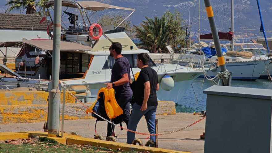 Οι πρώτες στιγμές μετά τη διάσωση των χειριστών του ελικοπτέρου που έκανε αναγκαστική προσθαλάσσωση στην Ελευσίνα - Δείτε φωτογραφίες 