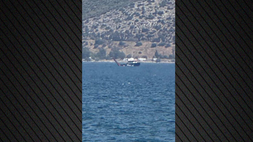 Αναγκαστική προσθαλάσσωση πυροσβεστικού ελικοπτέρου στην Ελευσίνα - Βγήκαν κολυμπώντας οι χειριστές